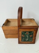 Przepiękny drewniany niciak z ręcznie malowanym motywem kwiatowym vintage