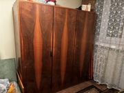 Drewniana szafa zamykana na klucz