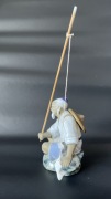 Figurka ceramiczna rybaka
