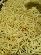 Domowy makaron z wiejskich jaj i warzyw z ogródka 