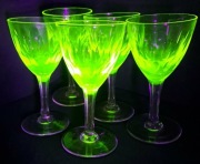 Szkło uranowe wazelinowe kieliszek wina szlifowany fasetowany 1 z 4 szt..