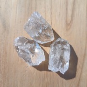 Kryształ górski zestaw trzech małych kryształów w woreczku 