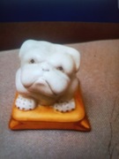 Figurka psa rasy buldog.