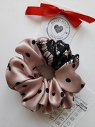 Różowa jedwabna scrunchies gumka do włosów grochy kropki