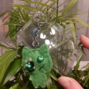 2 lupy wielkości karty kredytowej i brelok zielony ludzik