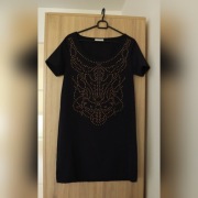 Granatowa sukienka z azteckim wzorem Promod