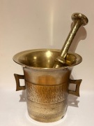 Mosiężny moździeż wraz z tłuczkiem. Rozm.8