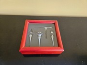 Zestaw korkow do wina z korkociagiem.