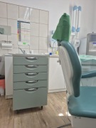 Asystor stomatologiczny medyczny, wózek gabinetowy 5 szuflad, miętowy