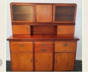 Poniemiecki przedwojenny kredens