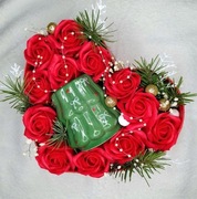 Zestaw prezentowy z świeczką w kształcie choinki i różami, flowerbox