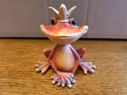 Żabka w złotej koronie figurka ceramiczna 8,5