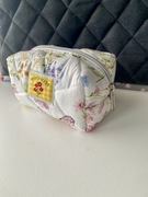 Mała kosmetyczka w kwiaty – uroczy dodatek do torebki