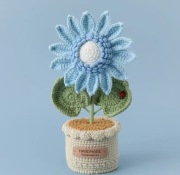 Kwiat, słonecznik z biedronką, dekoracja wykonana na szydełku. Nowy.