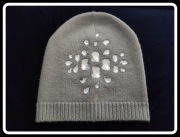 Szara czapka ze świecidełkami