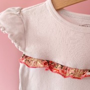 Body białe 98 z koronką azurkowe ażurowe kwiaty falbanka floral 