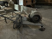 Śrutownik zbożowy z silnikiem i pasem