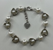 Bransoletka biała serduszko 