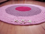 Ręcznie robiony dywanik na szydełku – unikatowa dekoracja