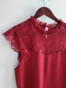 Bordowa elegancka gładka koszulka z koronką gipiurą M 38 orsay