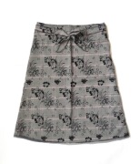 Szara spódnica w czarne kwiaty Elegancka spódnica w kratę z motywem kwiatów