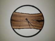 Zegar loft z metalową obrecz i i deska z orzecha