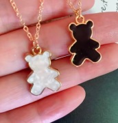 Piękne naszyjniki z misiem 