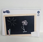 Drewniana tablica kredowa Small Foot z akcesoriami.