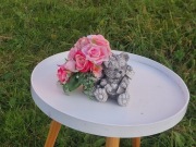 dekoracja nagrobna z misiem i różowymi kwiatami – ozdoba na pomnik dziecka