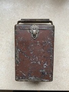 Stary mosiężny pojemnik na dalmierz lub inny miernik 