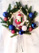 Świąteczny Wianek Bożonarodzeniowy z Mikołajem i Ozdobami – Rękodzieło