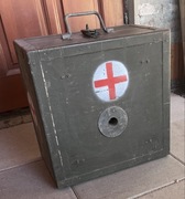 Skrzynia wojskowa medyczna - okuta. Na lampę