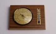 Barometr na podstawie drewnianej z termometrem  - lata 70 - sprawny