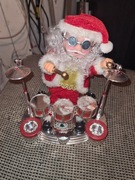 Tańczący grający śpiewający Święty Mikołaj grający na perkusji 