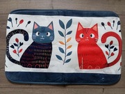 Dywanik łazienkowy z dwoma kolorowymi kotami