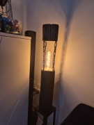 Lampa stojąca z belki