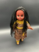 Vintage lalka Indianka, skórzana sukienka z frędzlami – lata 60. 70. 