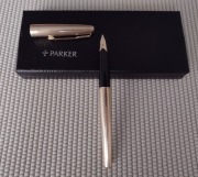Kolekcjonerskie złocone pióro wieczne Parker 65 Custom Insignia 'M' pudełko