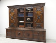 Zabytkowa biblioteka z lat 30-tych w stylu eklektycznym. Po renowacji. 