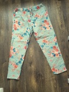 Większy rozmiar spodni w kwiaty 48  52