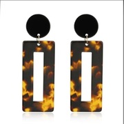 Kolczyk w modną panterkę