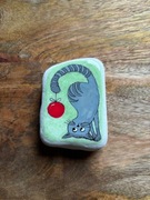 Kot i bombka , magnes na lodówkę, malowany kamień