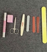 różowy cień do powiek i wszelkiego rodzaju kobiece zdobienia paznokci