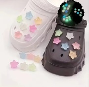 Przypinki do butów typu crocs charms piny zawieszki świecące gwiazdki 14 