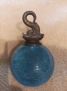 Stary szklany przycisk do papieru ręcznie wykonany z mosiężną figurką 