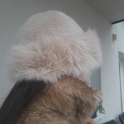 Nowa, śliczna beżowa czapka ze sztucznego futerka