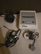 Super Nintendo z zasilaczem, kablami i padem