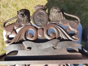 Zegar z motywami Herbu Gdańska, rzeźbiony z drewna,wahadło