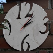 Kamienny zegar ścienny z białego marmuru 