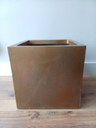 Donica kwadratowa, złota, żywiczna, wysokość 27,5 cm, mam 2 szt.